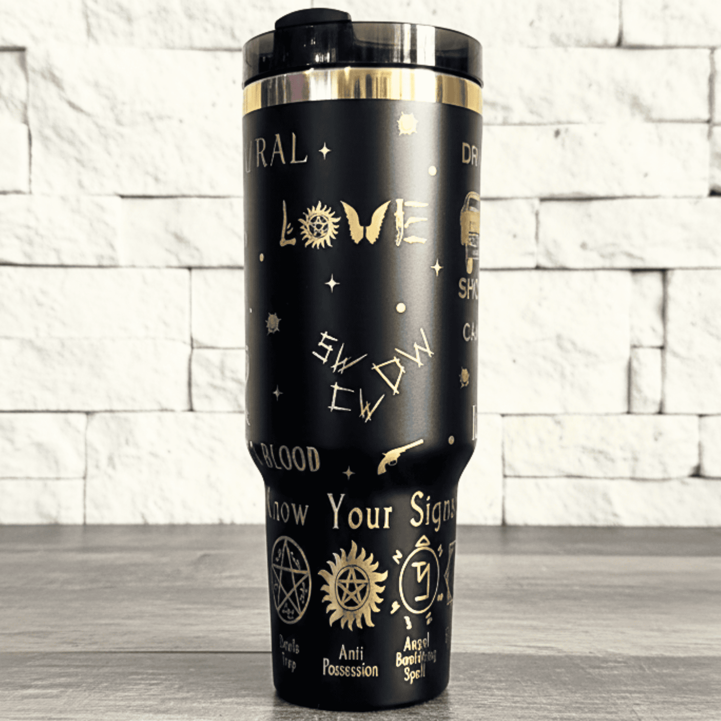 Exclusivo: Garrafa Térmica 1.2L Edição Especial Supernatural Customizada Dourado Gravação Laser + *BRINDE 1x Chaveiro Exclusivo* - EDIÇÃO LIMITADA