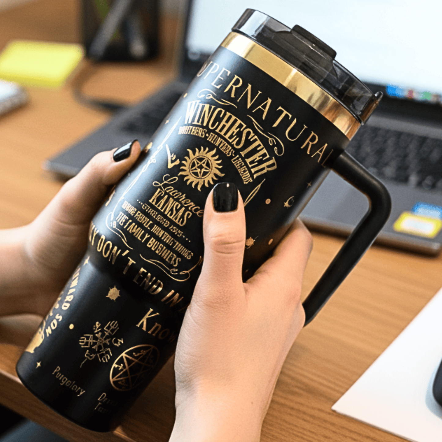 Exclusivo: Garrafa Térmica 1.2L Edição Especial Supernatural Customizada Dourado Gravação Laser + *BRINDE 1x Chaveiro Exclusivo* - EDIÇÃO LIMITADA