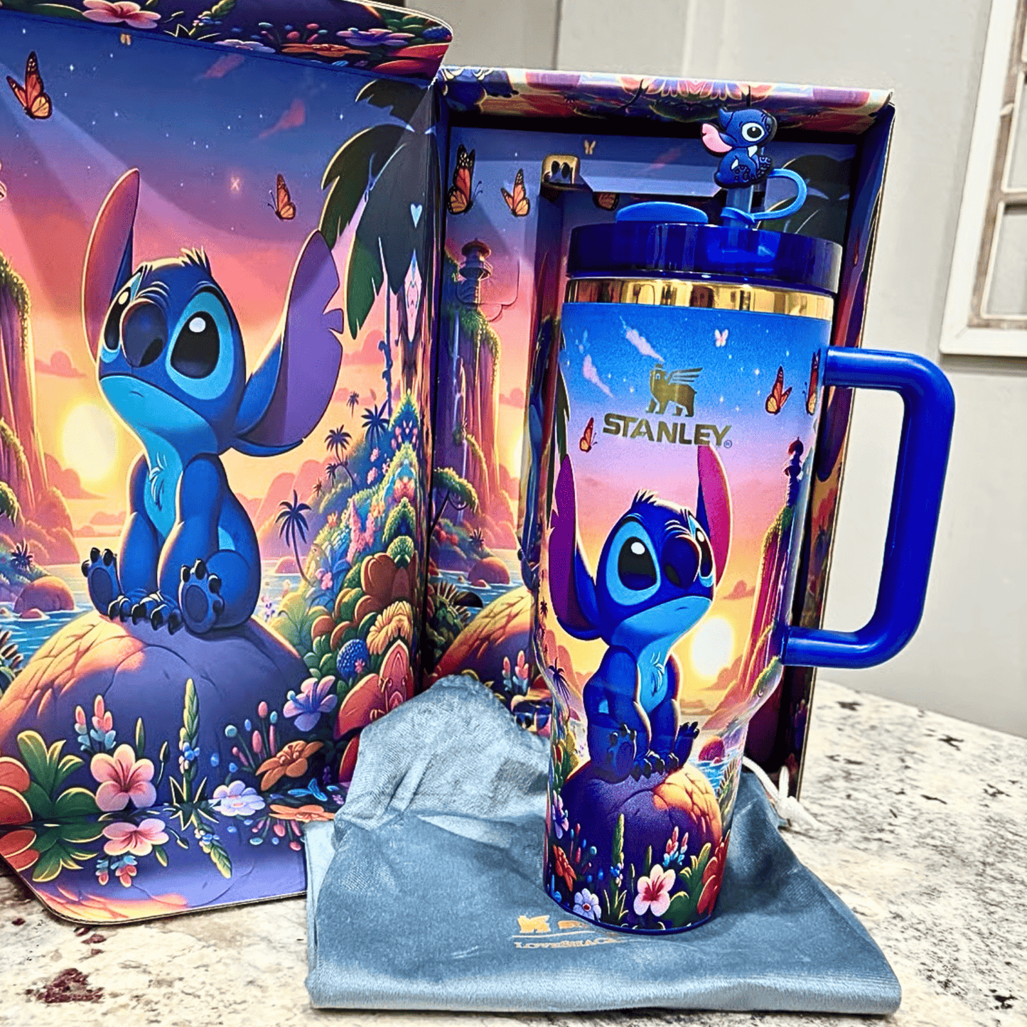 Exclusivo: Garrafa Térmica 1.2L Edição Especial Stitch Dourada Caixa Customizada + *BRINDE 1x Chaveiro Exclusivo* - EDIÇÃO LIMITADA