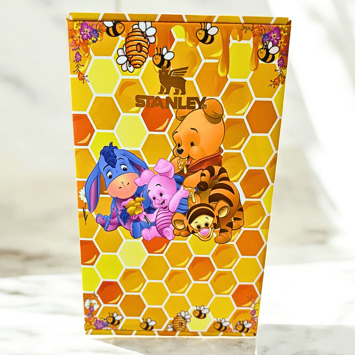 Exclusivo: Garrafa Térmica 1.2L Edição Especial Ursinho Pooh Caixa Customizada + *BRINDE 1x Chaveiro Exclusivo* - EDIÇÃO LIMITADA