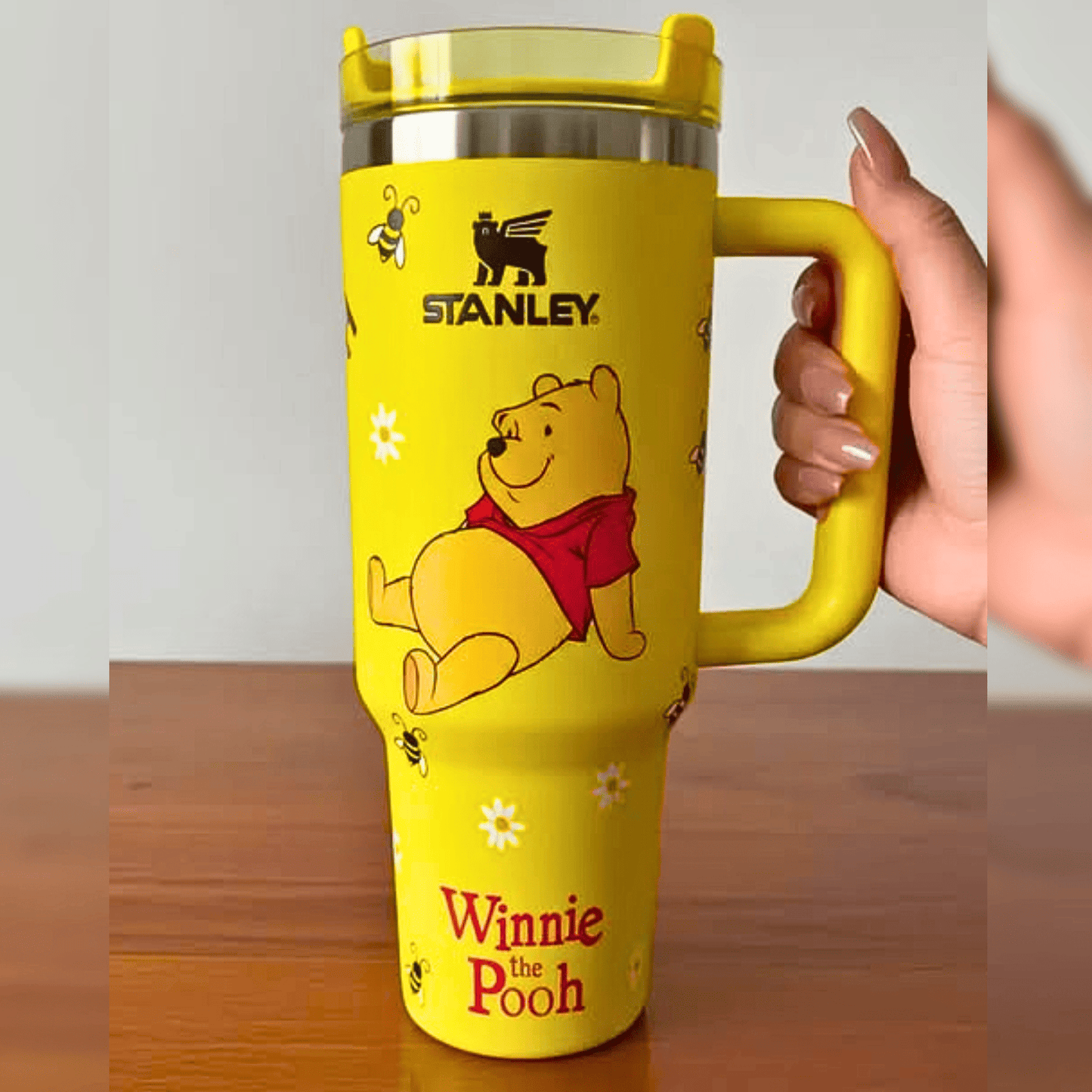 Exclusivo: Garrafa Térmica 1.2L Edição Especial Ursinho Pooh Caixa Customizada + *BRINDE 1x Chaveiro Exclusivo* - EDIÇÃO LIMITADA