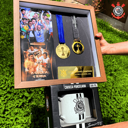 Exclusivo: Quadro de Medalhas Timão Multicampeão 2012 Libertadores e Mundial Moldura de Madeira 33x33cm + *BRINDE 1x Caneca* - EDIÇÃO LIMITADA