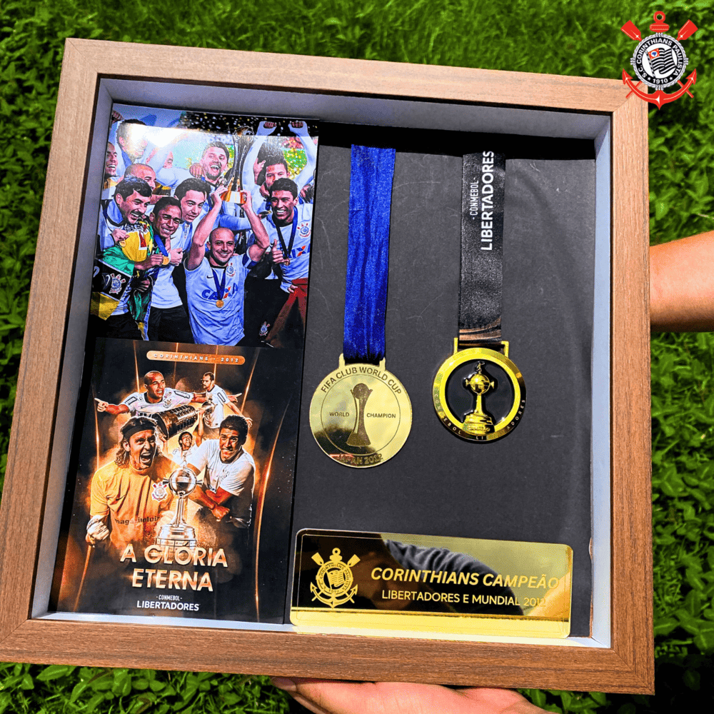 Exclusivo: Quadro de Medalhas Timão Multicampeão 2012 Libertadores e Mundial Moldura de Madeira 33x33cm + *BRINDE 1x Caneca* - EDIÇÃO LIMITADA