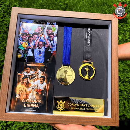 Exclusivo: Quadro de Medalhas Timão Multicampeão 2012 Libertadores e Mundial Moldura de Madeira 33x33cm + *BRINDE 1x Caneca* - EDIÇÃO LIMITADA