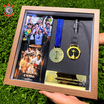 Exclusivo: Quadro de Medalhas Timão Multicampeão 2012 Libertadores e Mundial Moldura de Madeira 33x33cm + *BRINDE 1x Caneca* - EDIÇÃO LIMITADA