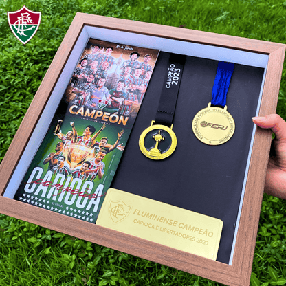 Exclusivo: Quadro de Medalhas Fluzão Multicampeão 2023 Libertadores e Carioca Moldura de Madeira 33x33cm + *BRINDE 1x Caneca* - EDIÇÃO LIMITADA