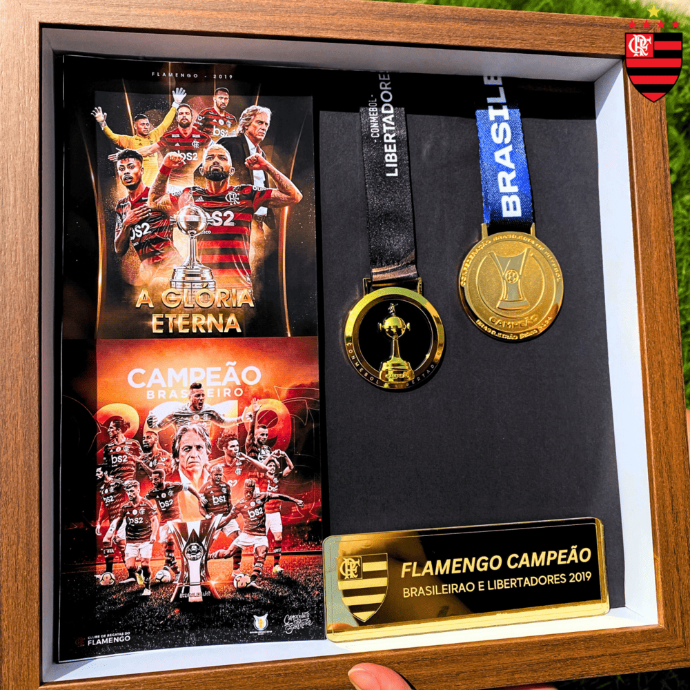 Exclusivo: Quadro de Medalhas Mengão Fla Multicampeão 2019 Libertadores e Brasileirão Moldura de Madeira 33x33cm + *BRINDE 1x Caneca* - EDIÇÃO LIMITADA
