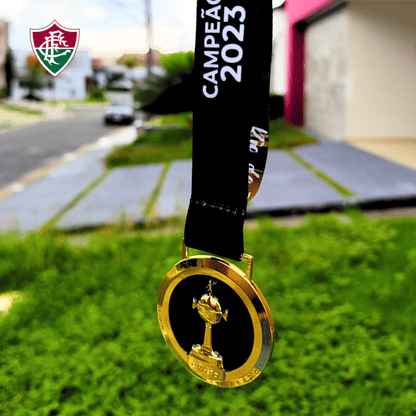 Exclusivo: Quadro de Medalhas Fluzão Multicampeão 2023 Libertadores e Carioca Moldura de Madeira 33x33cm + *BRINDE 1x Caneca* - EDIÇÃO LIMITADA