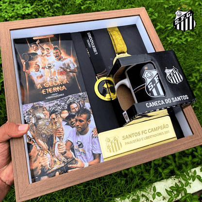 Exclusivo: Quadro de Medalhas Santos Multicampeão 2011 Libertadores e Paulistão Moldura de Madeira 33x33cm + *BRINDE 1x Caneca* - EDIÇÃO LIMITADA