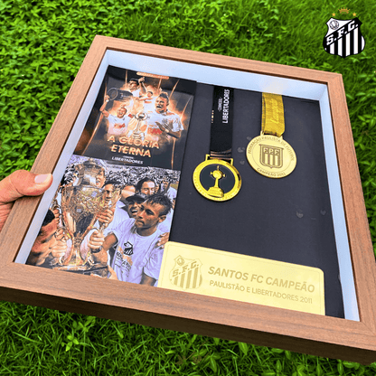 Exclusivo: Quadro de Medalhas Santos Multicampeão 2011 Libertadores e Paulistão Moldura de Madeira 33x33cm + *BRINDE 1x Caneca* - EDIÇÃO LIMITADA